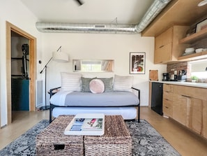 TV - Cozy East Austin Loft With Downtown Views and Low Key Vibes (Austin)