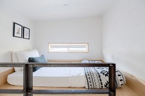 2 bedrooms, memory foam beds, iron/ironing board, free WiFi - Cozy East Austin Loft With Downtown Views and Low Key Vibes (Austin)