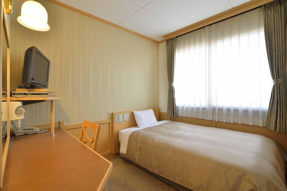 書桌、免費 Wi-Fi、床單