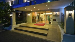 A hotel entrance with a red carpet, steps leading up to the door, and a sign reading "Hotel Palace Nagoya". - Hotel Palace Nagoya (Nagoya)