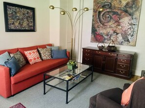 Smart-tv, dvd-spelare och böcker