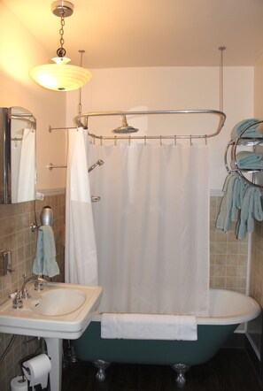 Tina con regadera, regadera tipo lluvia, secadora de cabello, toallas 