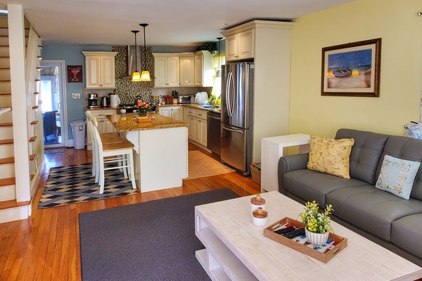 Een smart-tv, een open haard en speelgoed