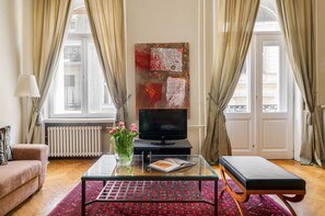 Smart TV, books, stereo - 1BR/1BA, AC ♥ Elegant & Bright Suite with a Private Balcony Overlooking Downtown (Budapest)