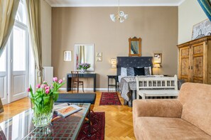 TV connectée, livres, chaîne hi-fi