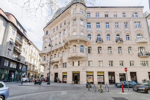 Exterior - 1BR/1BA, AC ♥ Elegant & Bright Suite with a Private Balcony Overlooking Downtown (Budapest)