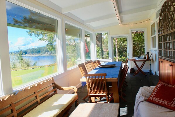 Dining - Therapeutic Waterfront - 3BD, Beach, Kayaks, Mountain View.<br>No cleaning fee (Gig Harbor)
