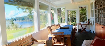 Therapeutic Waterfront - 3BD, Beach, Kayaks, Mountain View.<br>No cleaning fee
