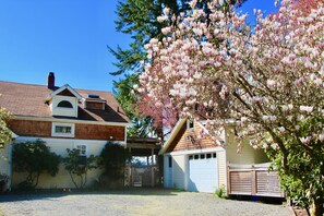Exterior - Therapeutic Waterfront - 3BD, Beach, Kayaks, Mountain View.<br>No cleaning fee (Gig Harbor)