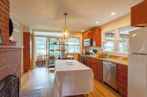 Fridge, microwave, oven, stovetop - Therapeutic Waterfront - 3BD, Beach, Kayaks, Mountain View.<br>No cleaning fee (Gig Harbor)