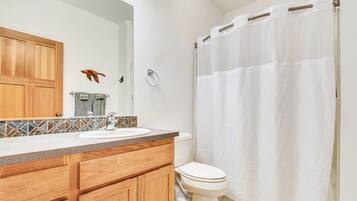 Tina con regadera, secadora de cabello, toallas, jabón