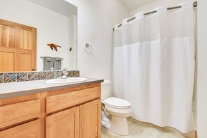 Bañera con ducha, secador de pelo, toallas, jabón