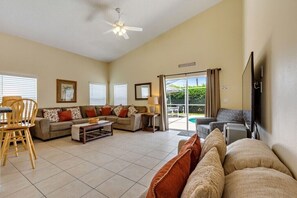 Smart TV, DVD player, books, stereo - 5 bed Disney villa with private pool, games room and Free WiFi (Davenport)