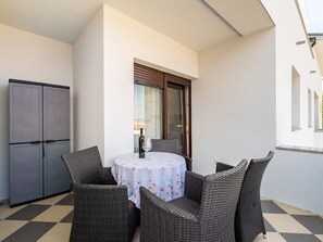 Outdoor dining - Simplistic Apartment in Malinska near the Sea (Malinska)