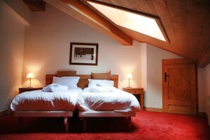 4 Schlafzimmer, Zimmersafe, Schreibtisch, Bügeleisen/Bügelbrett