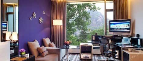 Zimmer, 1 Queen-Bett, Bergblick | Minibar, Zimmersafe, Schreibtisch, Verdunkelungsvorhänge