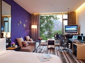 Habitación, 1 cama Queen size, vista a la montaña | Minibar, caja de seguridad en la habitación y escritorio