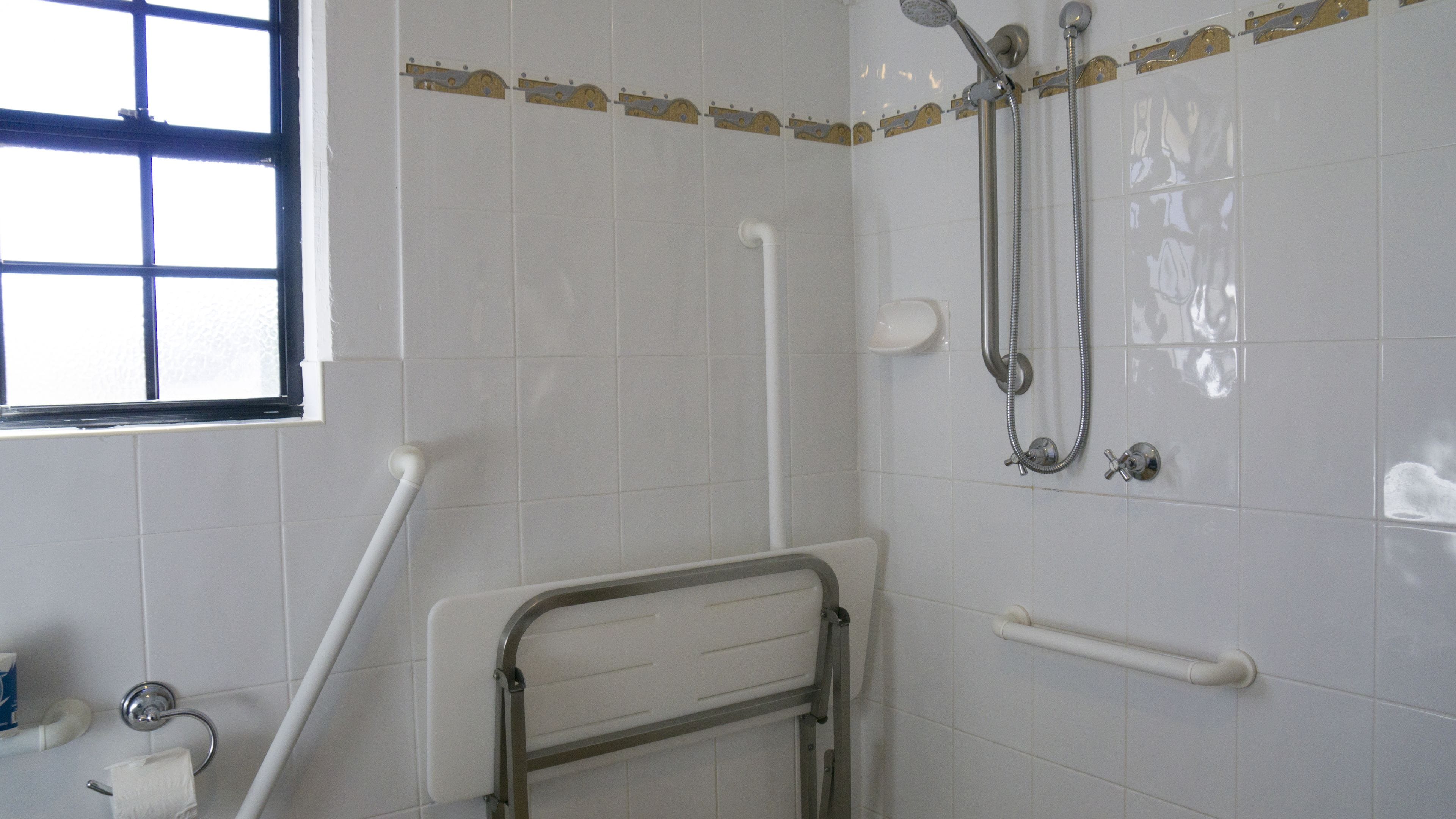 family room, accessible | bathroom | shower, free toiletries, hair dryer, towels