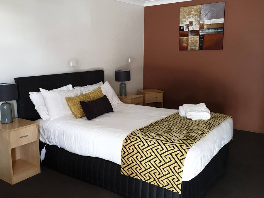 Standard Double Room | Desk, iron/ironing board, free WiFi, bed sheets