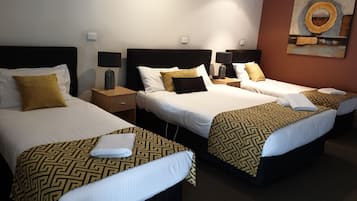 Escritorio, tabla de planchar con plancha, wifi gratis y ropa de cama