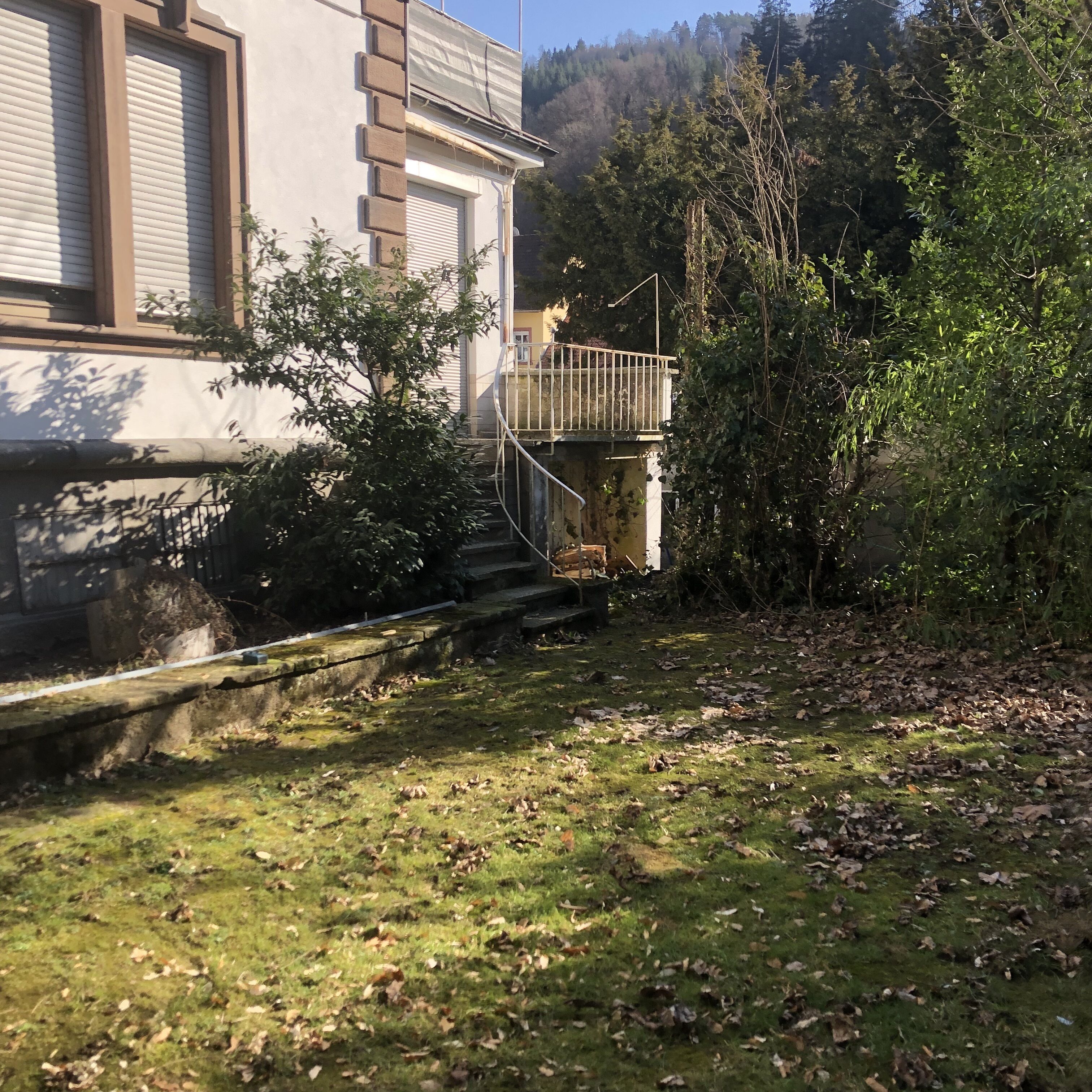 Un immeuble résidentiel avec un escalier menant à un balcon.
