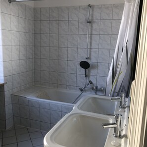 Badkar/dusch, hårtork, handdukar och toalettpapper