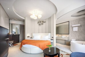 Romantic Room (Round Bed) | Down duvets, minibar, in-room safe, desk