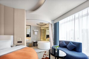 Romantic Room (Round Bed) | Down duvets, minibar, in-room safe, desk