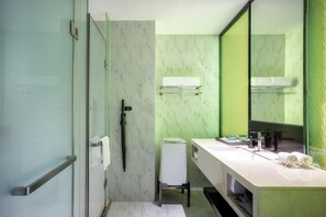 Business King Room | Bathroom | Free toiletries, hair dryer, bathrobes, slippers