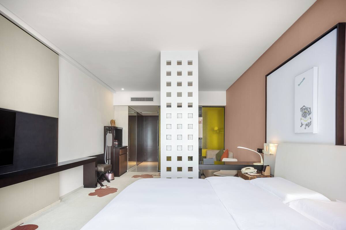 Business King Room | Down duvets, minibar, in-room safe, desk