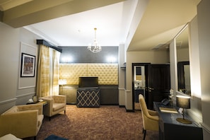 Deluxe Room, 1 King Bed (Deluxe King Room) | Bathroom | Shower, free toiletries, hair dryer, bathrobes