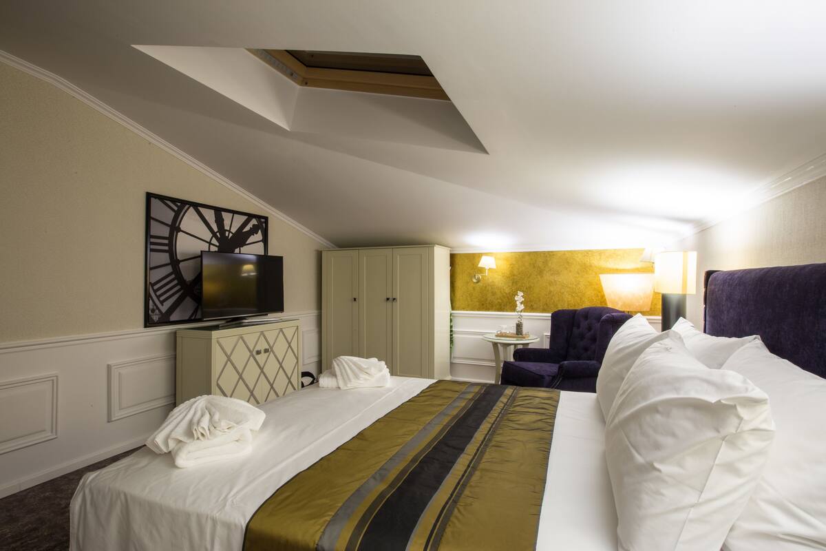 Room, 1 King Bed (King Room) | Minibar, in-room safe, soundproofing, iron/ironing board
