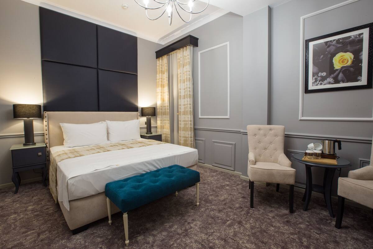 Deluxe Double Room | Minibar, in-room safe, soundproofing, iron/ironing board