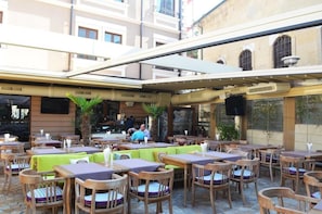 Breakfast, lunch, dinner served; Italian cuisine