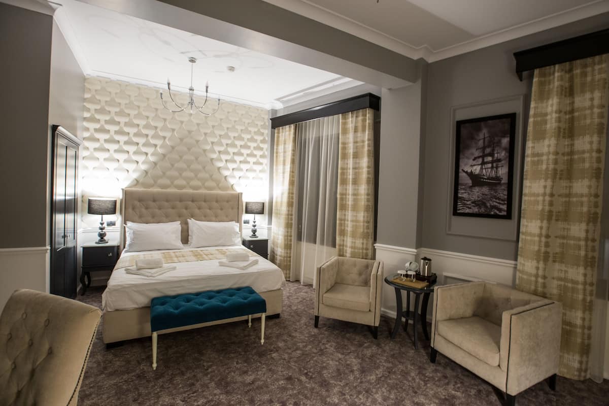 Deluxe Room, 1 King Bed (Deluxe King Room) | Minibar, in-room safe, soundproofing, iron/ironing board