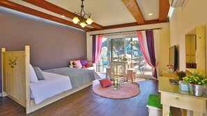 Un dormitorio con una cama de madera, un escritorio y una silla.