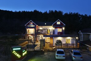 Front of property – evening/night - Ttiamo Pension (Gyeongju)