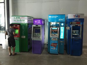 Banco/caixa eletrônico no local