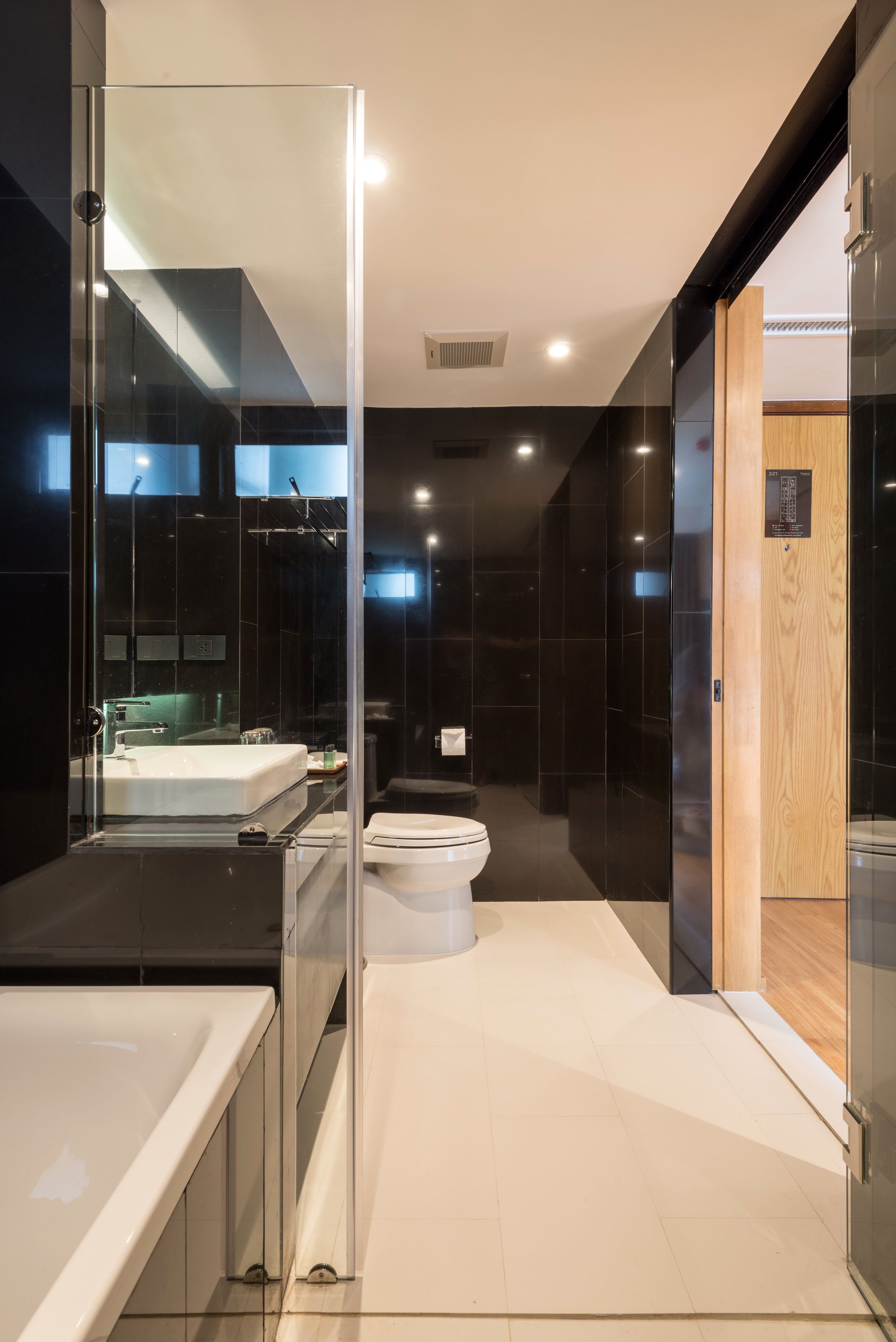 junior suite | bathroom | separate bathtub and shower, deep-soaking bathtub, free toiletries