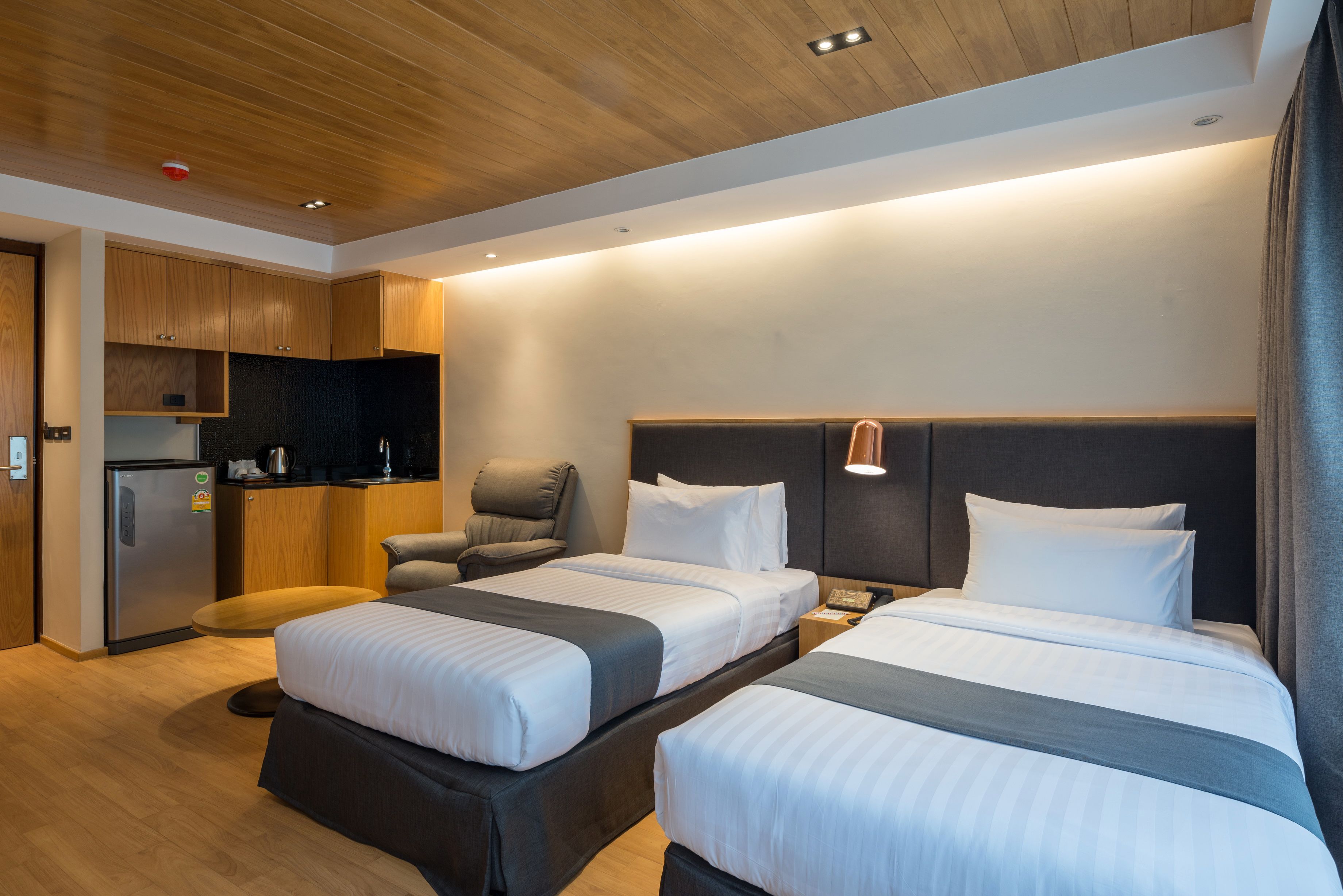 deluxe twin room, 2 single beds | minibar, in-room safe, individually decorated, blackout curtains