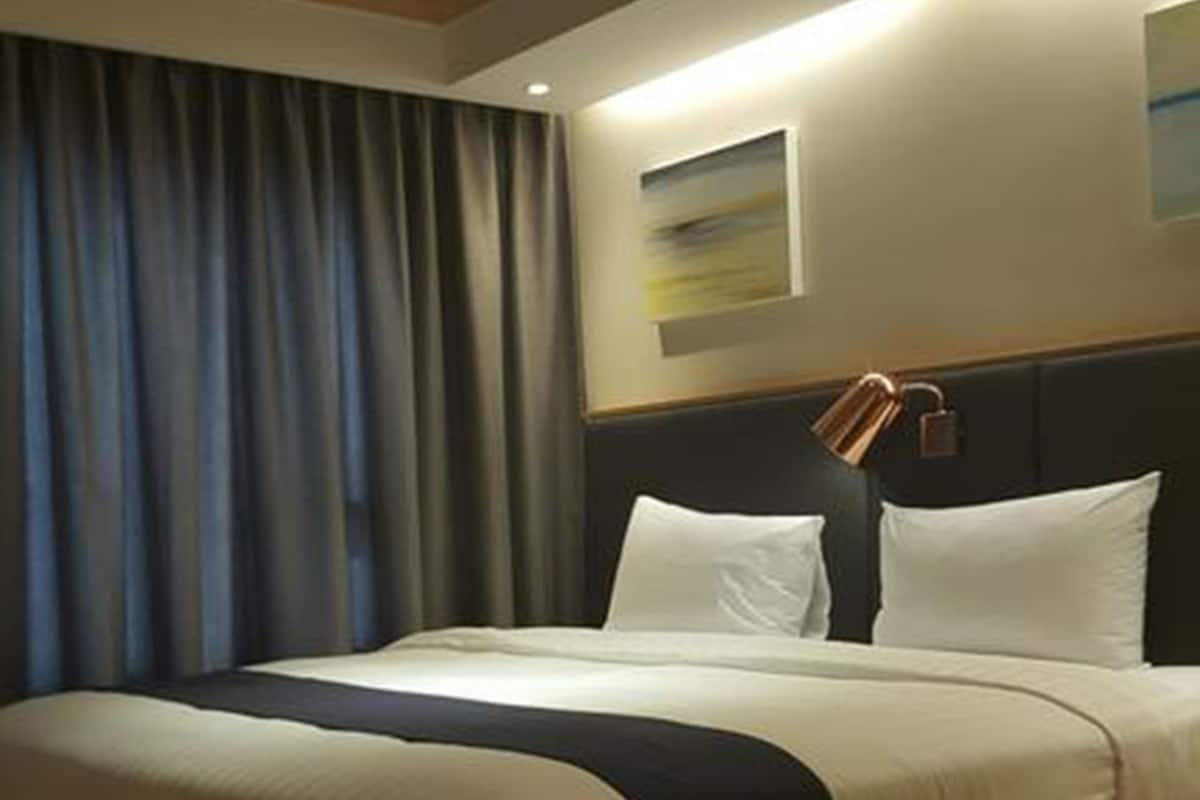 Doppelzimmer zur Einzelnutzung, 1 King-Bett | Minibar, Zimmersafe, individuell dekoriert, Verdunkelungsvorhänge