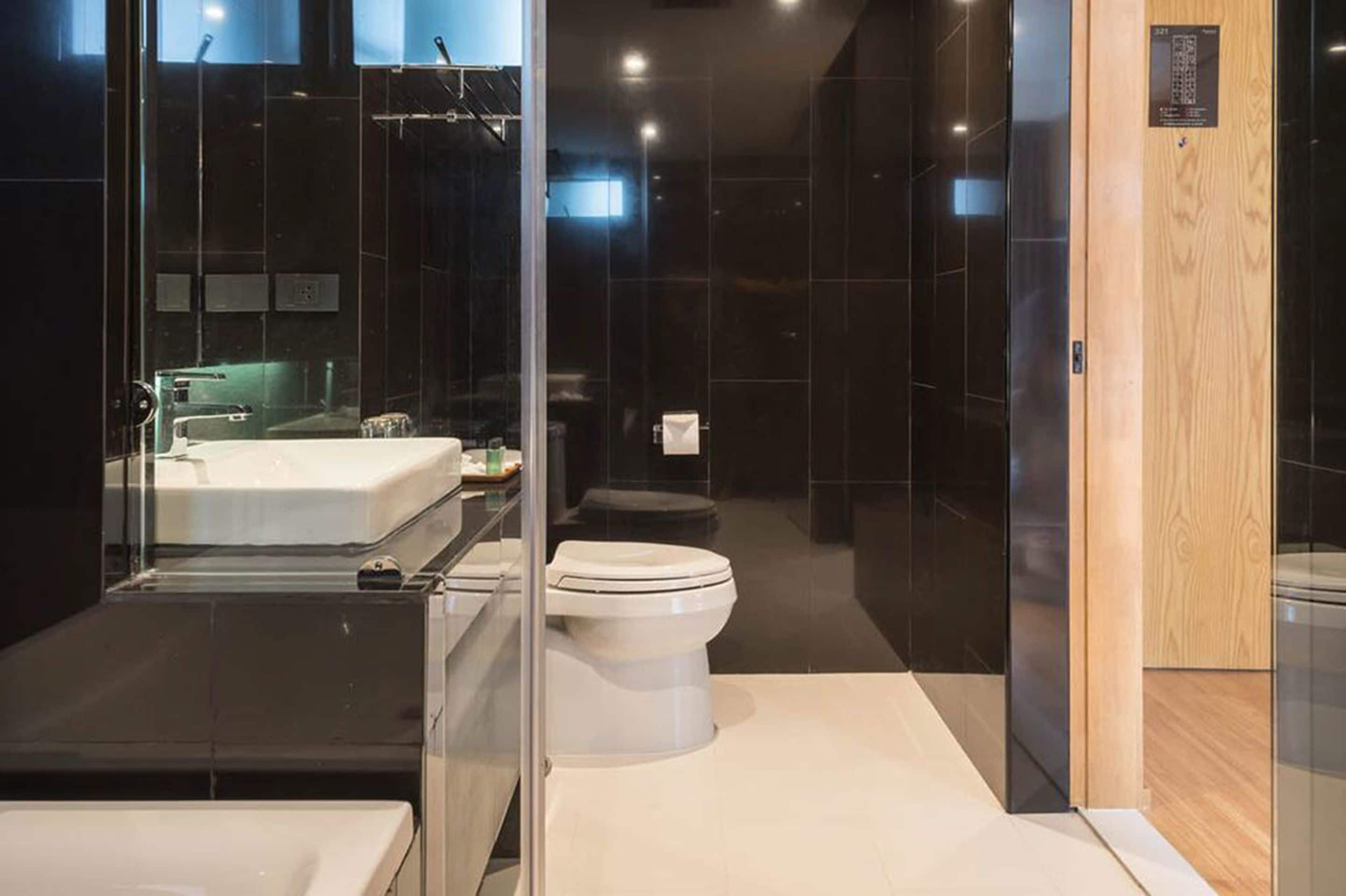 double room single use, 1 king bed | bathroom | separate bathtub and shower, deep-soaking bathtub, free toiletries