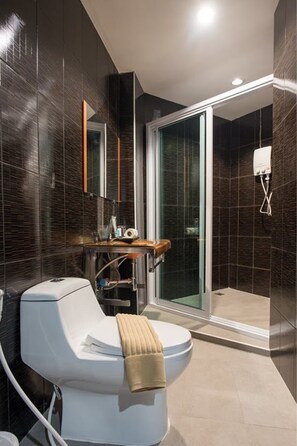 Deluxe Room | ห้องน้ำ | ฝักบัว, ของใช้ในห้องน้ำฟรี, ผ้าเช็ดตัว