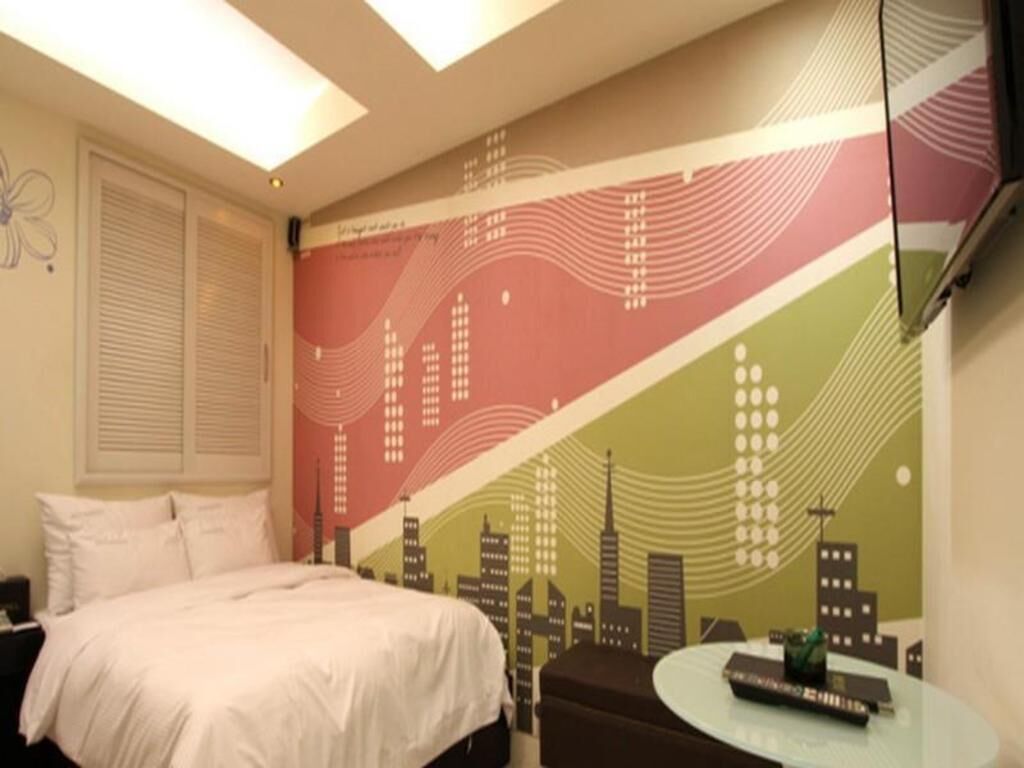 Premium bedding, desk, blackout drapes, free WiFi