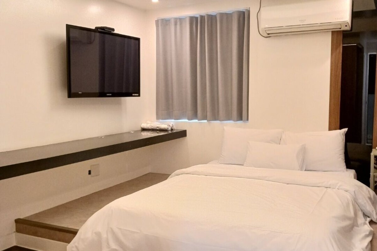 Premium bedding, desk, blackout drapes, WiFi (free)
