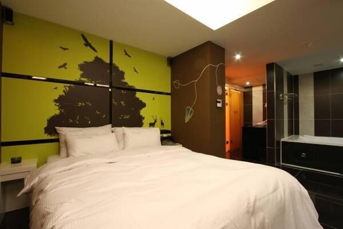 Premium bedding, desk, blackout drapes, WiFi (free)