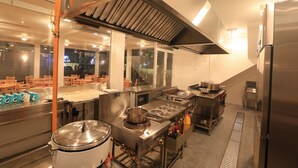 A modern kitchen with stainless steel appliances, a large stove, and a sink. - Arugambay Roccos (Arugam Bay)