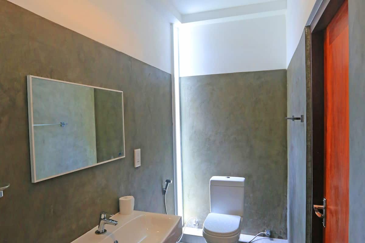 shower, hydromassage showerhead, free toiletries, hair dryer