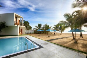 1 habitación, escritorio, cortinas blackout y ropa de cama 