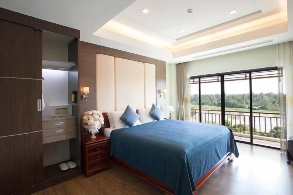 In-room safe, desk, rollaway beds, free WiFi